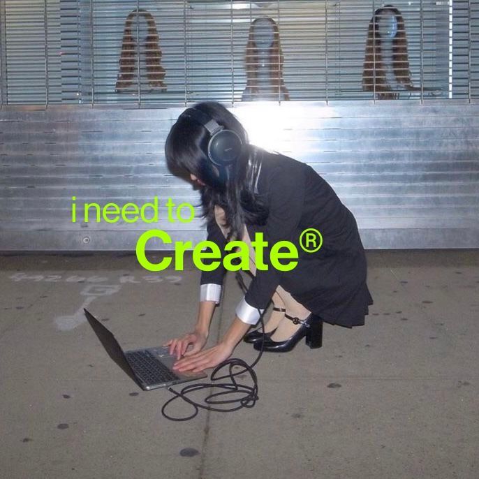 Creadora trabajando con laptop